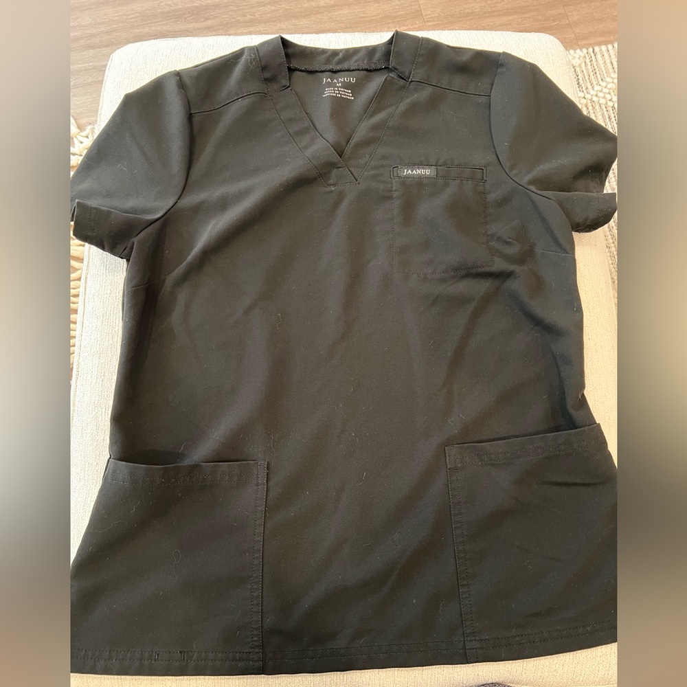 Jaanuu Scrub 3 pocket top
